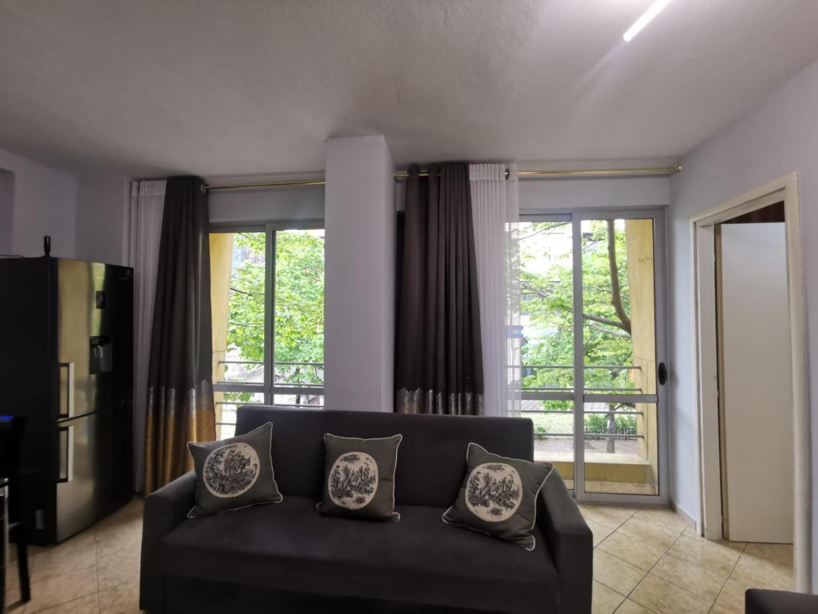Elda Yellow Palace, Pazari I Ri Apartment