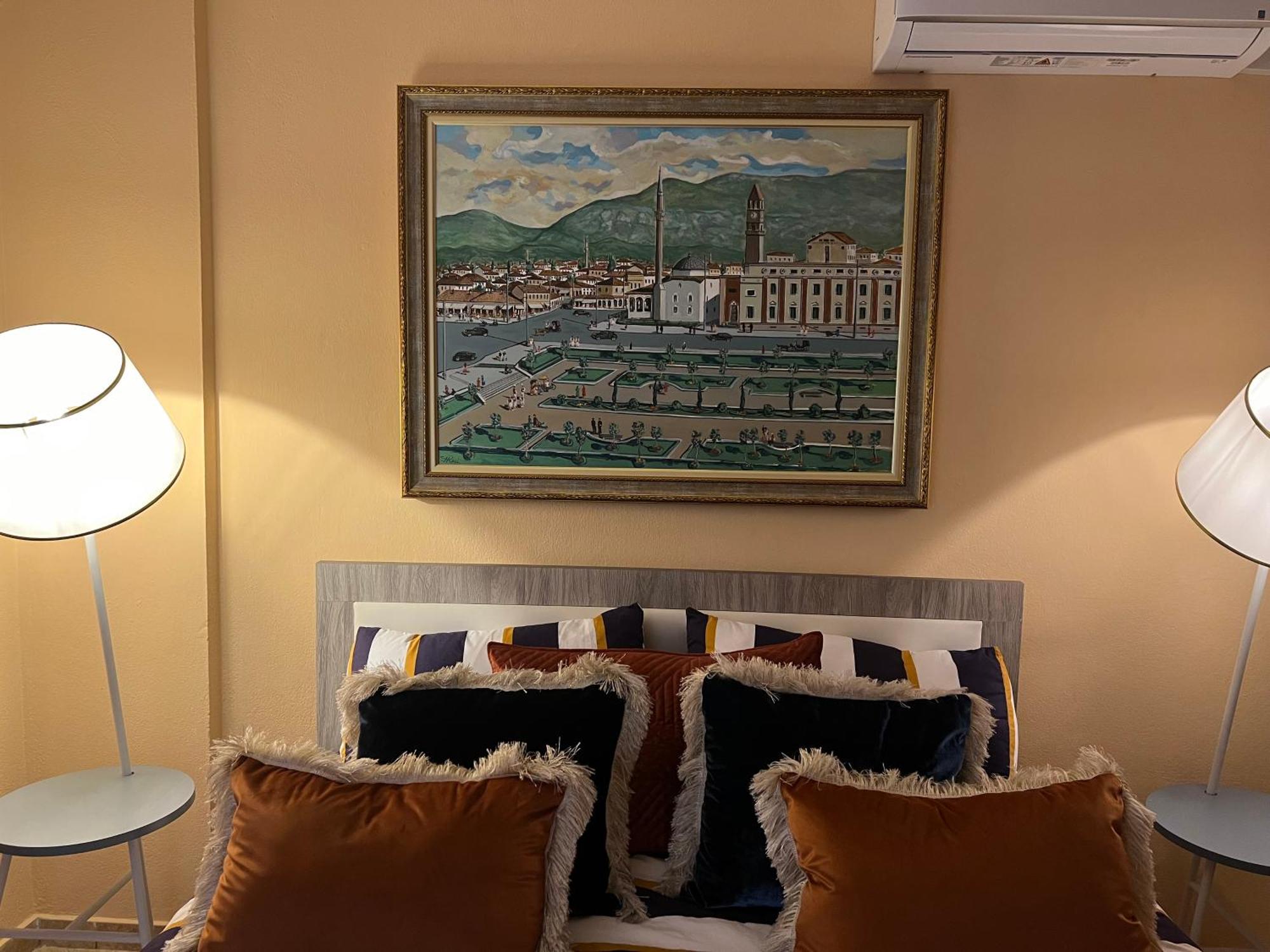 Elda Yellow Palace, Pazari I Ri * Tirana